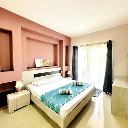 Ferienwohnung Modern 3 Bed Flat With Pool